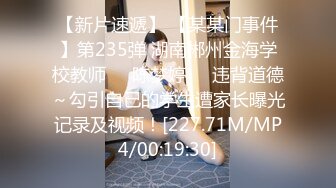 高校女厕偷拍 屌丝暗恋女同学躲进女厕偷拍她尿尿高清无水印原版