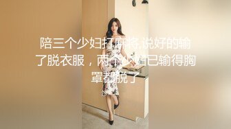 电信公司上班的骚老婆，下了班骑电车回家，坐在车上玩弄自己，这么骚，边摸边说：‘我出水了’，越来越骚啦！