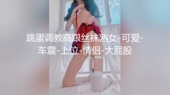  大二兼职学妹跟学姐出来约炮啪啪直播，给小哥足交撸硬了鸡巴，无套抽插