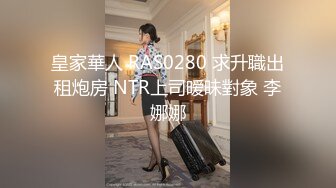   熟女的3P全程露脸情趣诱惑伺候两个年轻小哥，两个鸡巴一起舔深喉交真鸡巴骚