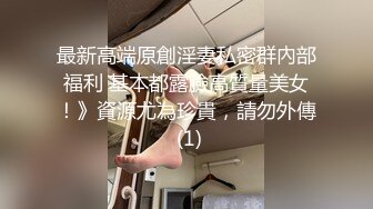 文芮 性感黑色收身上衣 白色短裙 曼妙婀娜的苗條身段嫵媚動人