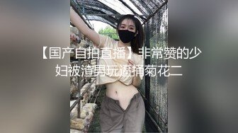 忍不住在门口就操，门口还有人经过，好刺激