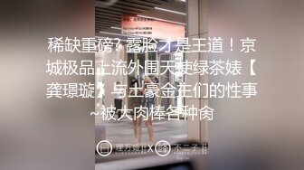 隔著窗戶偷窺洗完澡擦身換衣的美女鄰居,雪白的大奶子快把胸罩撐破了