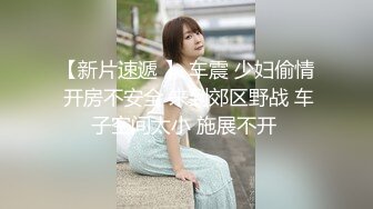 粉色透明內褲騷女地攤上挑香蕉,陰唇完全暴露