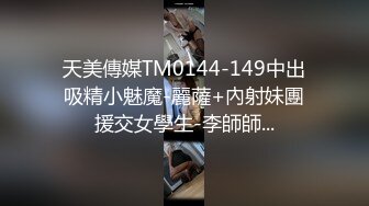 看到一对情侣偷偷进了女厕所,就知道有好戏