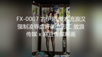 【新片速遞 】 老婆在屋子做家务❤️趁我不在在厨房给我朋友口交深喉，后入怼死大屁股！