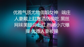 腹肌小哥让自己女友跪蹲着干