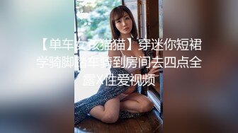 拍听话的小女友洗澡 把下面洗干净点 还让她舔马桶 喝里面的水