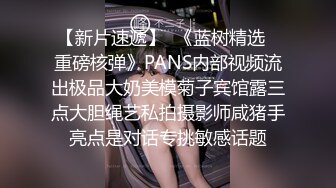 窗外偷拍大奶子胖妹洗澡被发现了用洗澡毛巾打我,问谁在这里