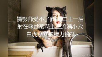 白皙女友，踩着头干她