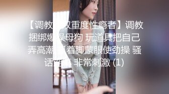 八月新流出厕拍大神潜入纸箱厂女厕全景近距离后拍??开叉牛仔裤厂花人美逼嫩