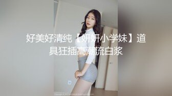 【坏丫头】鸭舌帽少妇户外直播搭讪小哥车上啪啪，粉逼开裆裤后座口交骑乘前座还有个观战