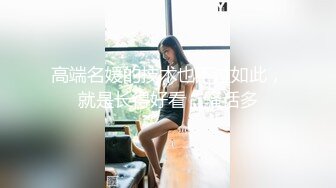 颜值不错的风骚女模特，大辫子漏出骚奶子诱惑狼友跟两位大哥激情3P