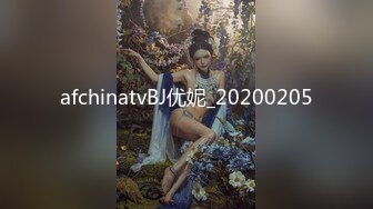 猥琐房东偷窥小美女洗澡还偷拿人家的内裤好激动