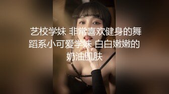 合租房门缝偷窥对门的美女换衣服奶子又白又大身材还真不错