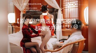 搞笑人妖洗菜的时候性欲来了各种瓜往嘴里放型男来了直接吃鸡巴过瘾厨房里大干菊花