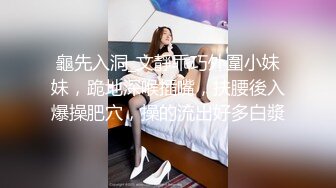   把女友的牛仔裤剪一个洞隔着裤子操她的小嫩B爽翻了