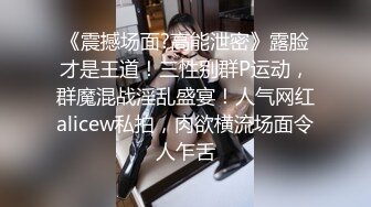 漂亮好身材妹子约到家里脱光光趴在腿上看视频这好性福啊