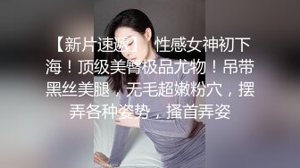 牛仔裤网红脸妹子，沙发调情口交再到床上骑乘抽插，被捅菊花疼不让操了