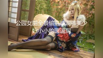 只穿着一件裹胸黑衣的性感大长腿美女 下体逼毛黑黝黝