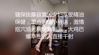  单男约操小夫妻3P，过来先吃点东西再开操，透视装双屌一起舔，前后夹击爆操