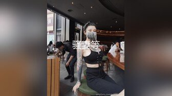  一男两女00后嫩妹！眼镜短发妹子！贫乳奶子多毛骚穴，骑乘后入深插