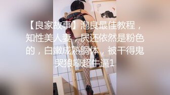 漂亮美女 牛仔裤开破洞 撅着屁屁被大鸡吧无套爆菊花 这么粉嫩的无毛鲍鱼都操腻了 内射