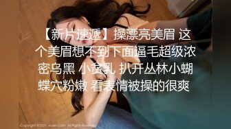  双马尾新人美少女！脸上红扑扑的！嘴比较小吃不了大JB，撩起衣服贫乳