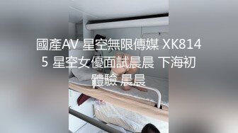   极品车模勾搭纹身社会小哥激情啪啪，鸡巴上倒上奶让骚逼舔弄