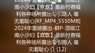   阿拉蕾眼镜鸭舌帽妹子，带个肚兜儿道具自慰，插穴，刺激出了很多白浆