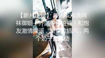  完美御姐气质风骚颜值又高，做爱很主动给大哥交大鸡巴，床上被大哥草着跟狼友互动撩骚