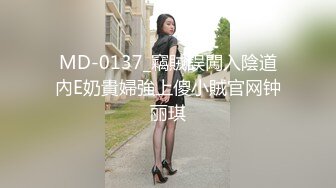 面对镜头貌似表情还有点不自然 贵在真实