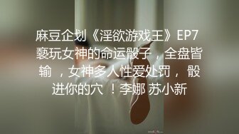 长发年轻嫩妹子，吊带装牛仔短裤，被小挫哥哥嘴接尿，全裸露脸口交玩69女上位啪啪