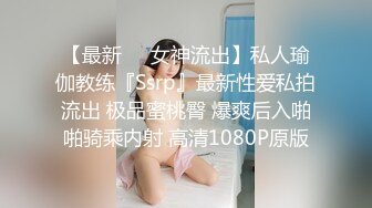 骚货小少妇，道具自慰插穴，淫水四溅，丰满阴户全是水，完事后洗澡冲逼