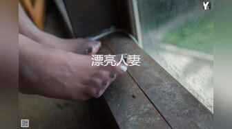 饥渴难耐的少妇在家里自慰