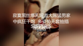 超棒美女3P淫乱盛宴 享受后入的同时当然嘴里也不能闲着啦，说这个姿势是涨的我满满的，身上麻