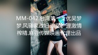 十二月最新流出 厕所偷拍跟着女友上厕所，变态男对着女厕撒尿