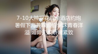 极致3P披肩美女校花大学生影吧包房和两个男同学啪啪性爱 前裹后操 只要有爱在哪里都可以干 高清720P完整版