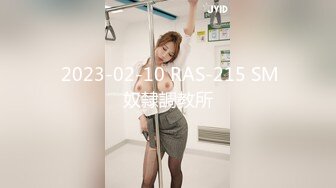 【新片速遞】商场女厕偷拍带着孩子来上厕所的少妇 BB保养的不错还挺粉