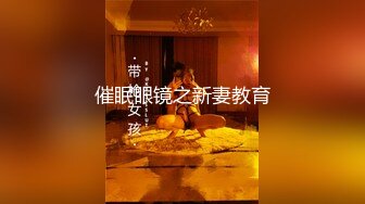 露脸妩媚风骚的小少妇，开档黑丝诱惑，肥美的鲍鱼水好多，精彩自慰抠穴