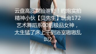 沉迷手遊的妹子一邊幫男友口交一邊玩GAME還真忙