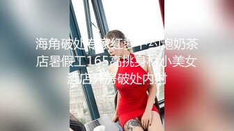 眼镜小少妇，外表甜美很骚，小夫妻居家操逼，美腿足交，吸吮舔屌口活棒，跪在沙发上后入