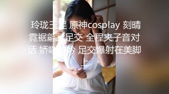 长相可爱的妹子，丰满白皙巨乳大到惊人，乳交大黑牛，连体黑丝自己掰穴自慰