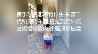 邪恶的房东暗藏摄像头偷窥刚下班的少妇洗澡