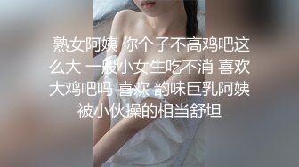 馋嘴小媳妇出来买西瓜胸罩都不戴