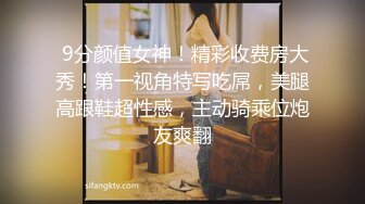 后入小女友的翘臀