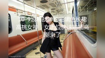 【新速片遞】 酒店女厕偷拍美女服务员❤️只顾玩手机转圈围拍