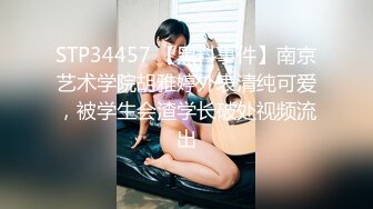 少妇趁老公不在家和我出来偷情，半路碰到老公电话查岗，少妇说在吃辣条。