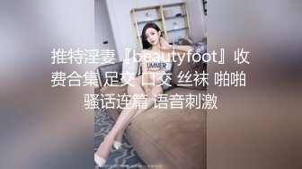 寂寞美女轻轻抚摸黑木耳