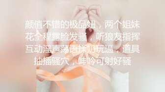 牛仔裤时尚小美女，清爽的吊带衣，偷窥她上厕所，小肥阴唇 可以~